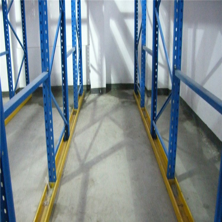 叉車進入存放架